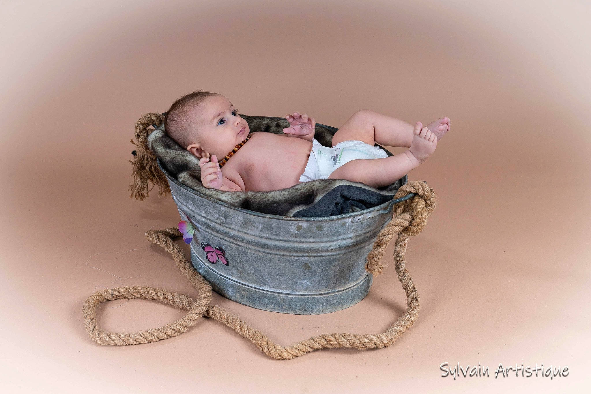 Ezyo participe au concours pour gagner de l'argent avec cette photo : baby, baby_products, baby_sleeping, baby_toddler_clothing, basket, chair, child, comfort, fashion_accessory, flash_photography, goggles, home_accessories, jewellery, metal, person, portrait_photography, sitting, strap, toddler, wicker