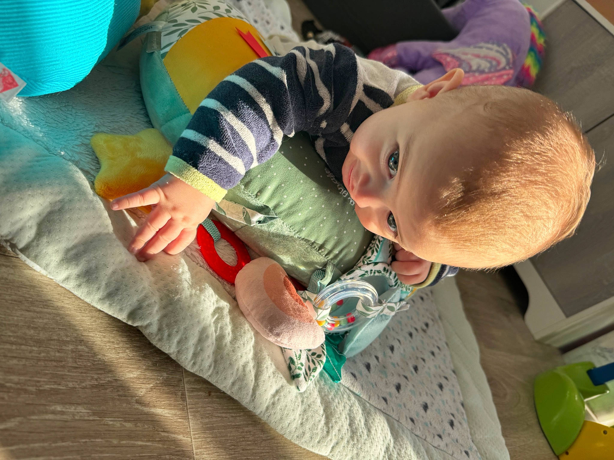 Ezyo a rejoint le concours — aidez-le/la à gagner de superbes lots ! baby, baby_products, baby_toddler_clothing, bedtime, child, comfort, fun, hat, human_body, linens, nap, person, room, sitting, sleep, sock, sombrero, sun_hat, toddler