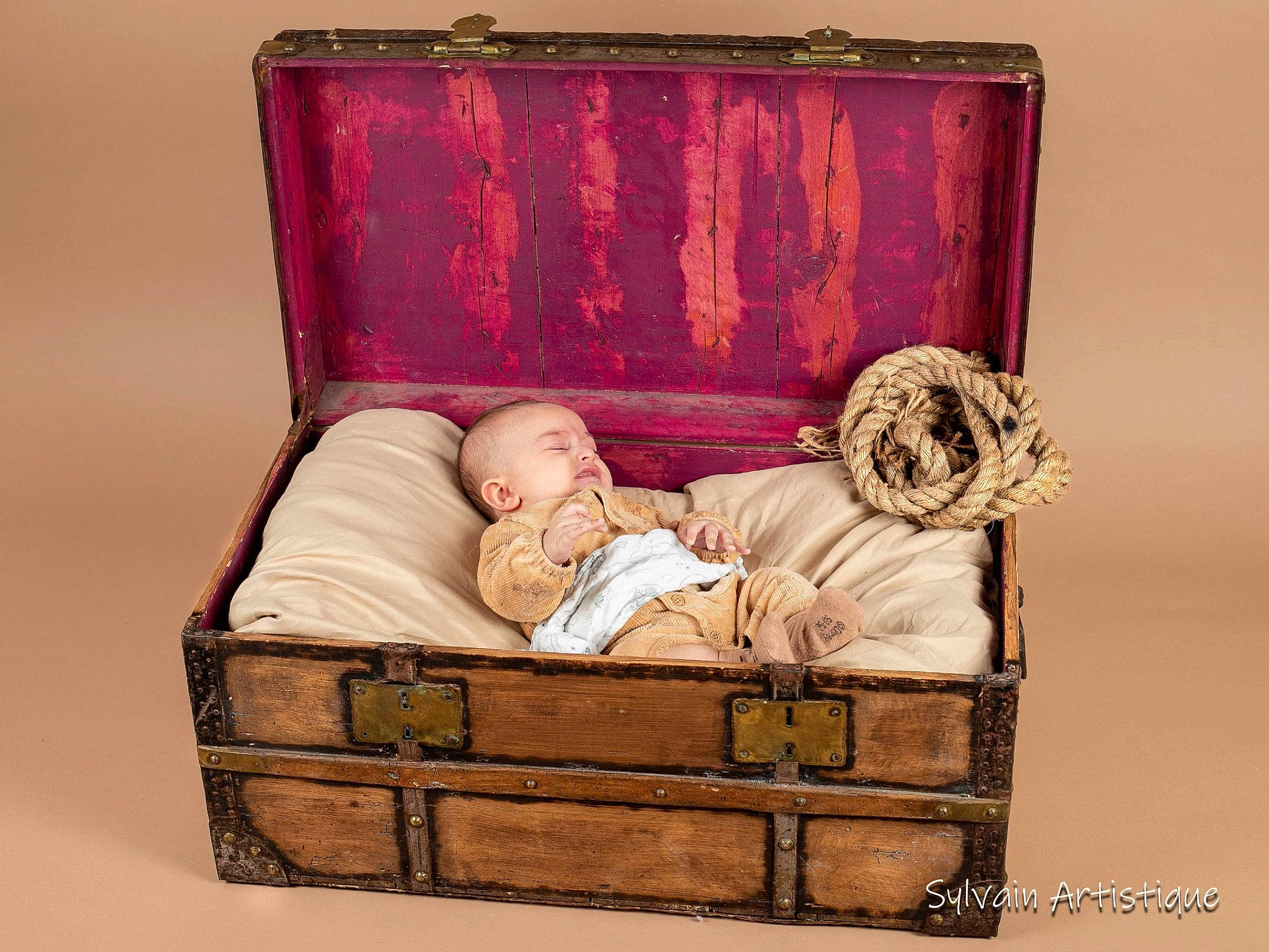 Ezyo a rejoint le concours — aidez-le/la à gagner de superbes lots ! art, baby, baby_products, baby_safety, baby_sleeping, bed, bedding, child, comfort, hardwood, infant_bed, linens, magenta, person, rectangle, room, sitting, textile, throw_pillow, toddler