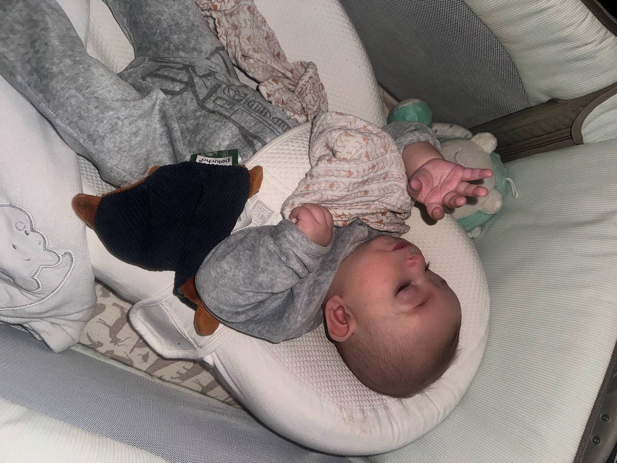 Ezyo participe au concours pour gagner de l'argent avec cette photo : baby, baby_products, baby_sleeping, baby_toddler_clothing, bed, bedding, child, comfort, finger, gesture, hand, human_leg, joint, leg, linens, mammal, person, room, textile, thigh