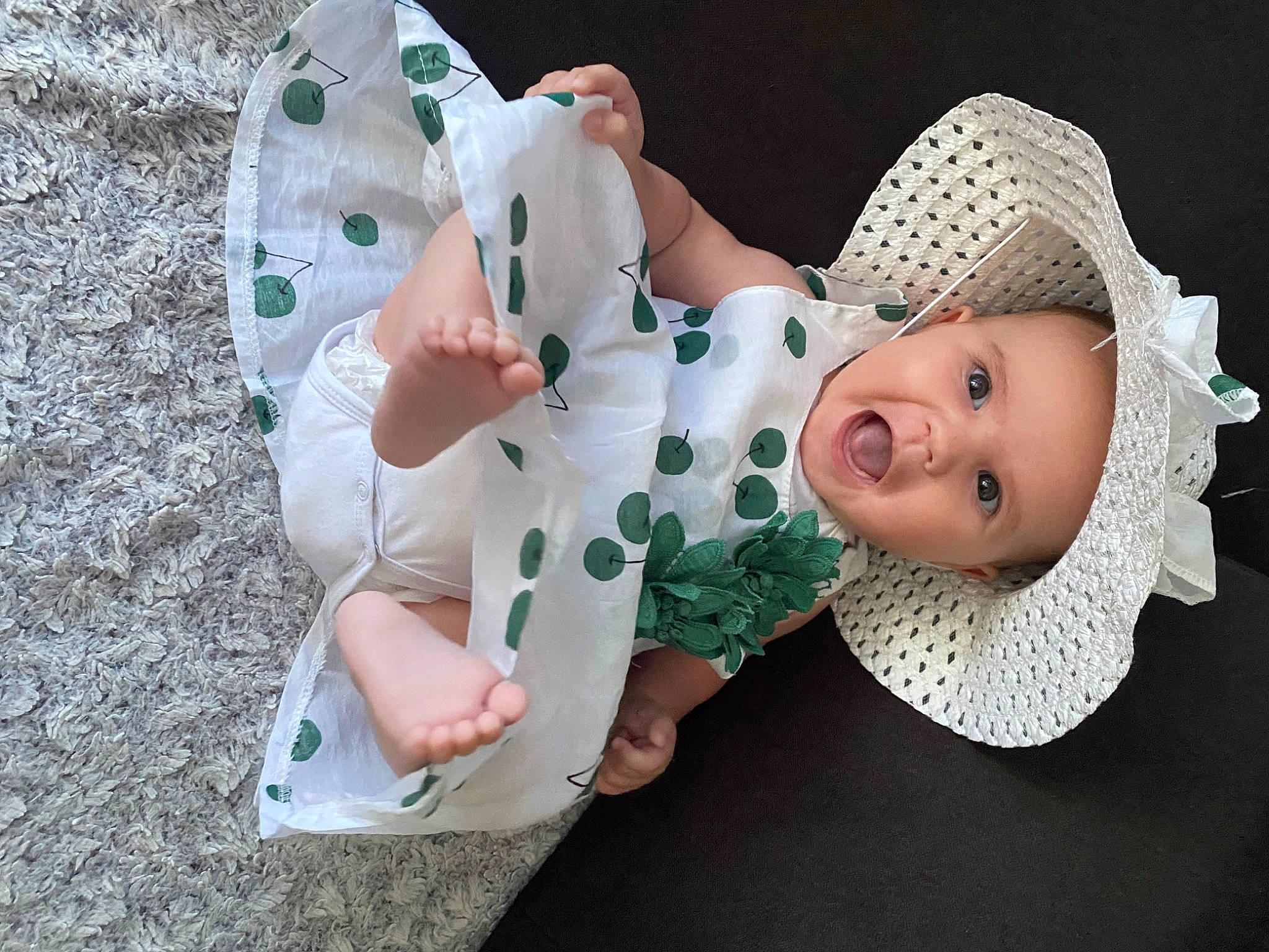 Shana participe au concours pour gagner de l'argent avec cette photo : baby, baby_products, baby_toddler_clothing, child, costume, costume_hat, fashion_accessory, flash_photography, foot, grass, happy, hat, headwear, linens, pattern, person, sitting, skin, sleeve, smile