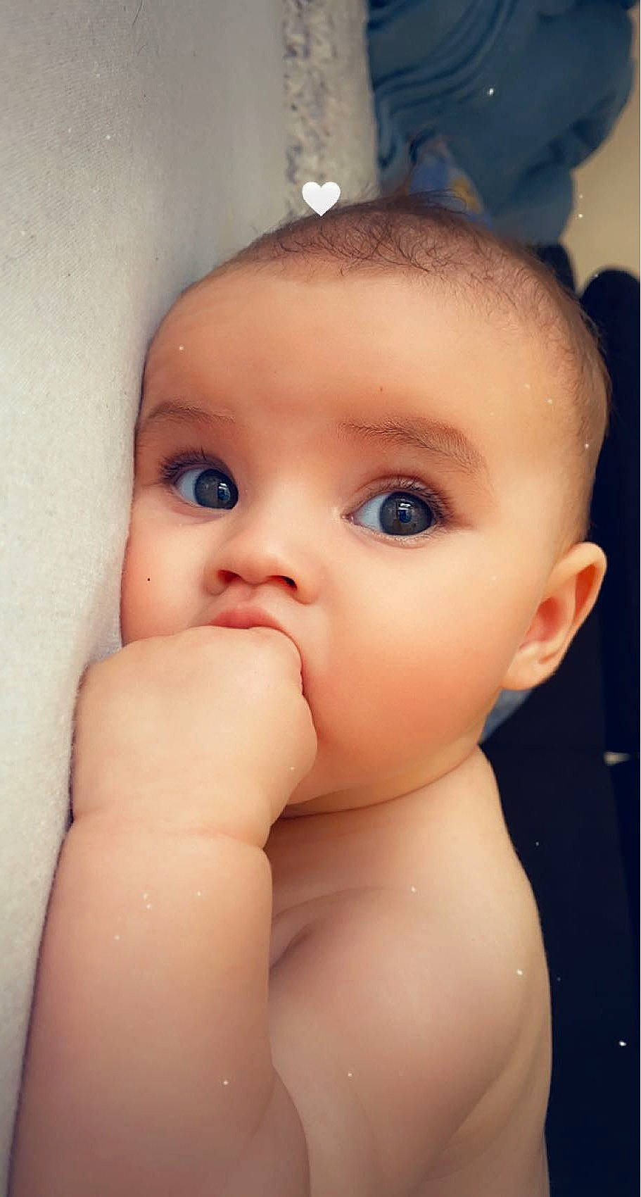 Shana a rejoint le concours — aidez-le/la à gagner de superbes lots ! arm, baby, bathing, cheek, chest, ear, eye, eyebrow, eyelash, forehead, gesture, head, human_body, iris, jaw, lip, neck, no_expression, nose, person