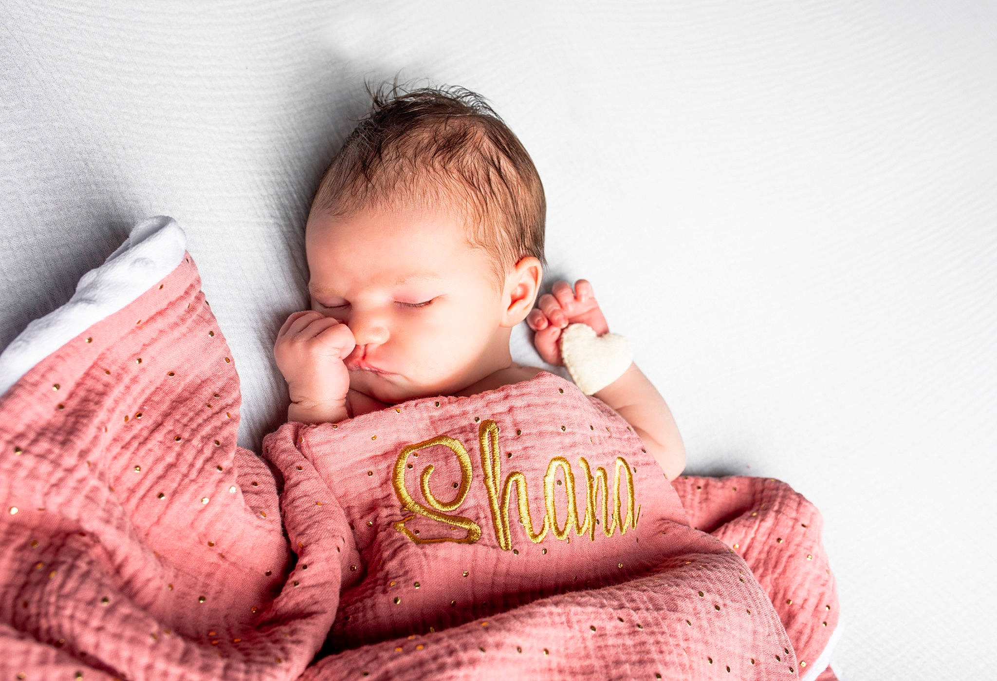 Shana a rejoint le concours — aidez-le/la à gagner de superbes lots ! baby, baby_sleeping, baby_toddler_clothing, cheek, chin, comfort, eye, eyebrow, finger, happy, head, iris, lip, mouth, neck, nose, person, pink, skin, sleeve