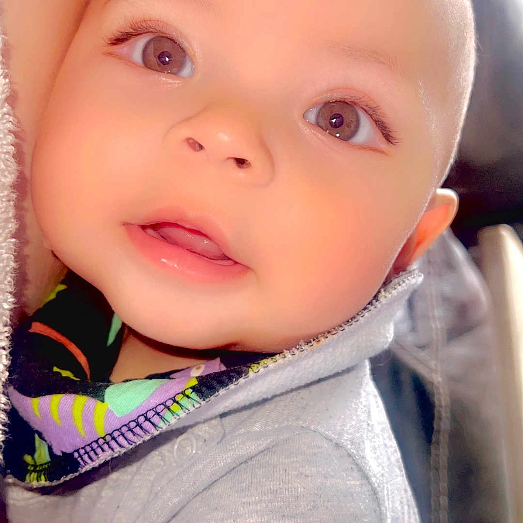 Sebastian Sarazua is registered to the contest to win money with this photo: apparel, baby, bib, child, close_up, clothing, cozy, cute, expression, eyes, face, human, indoor, infant, mouth, portrait, skin, smiling, soft_light, texture