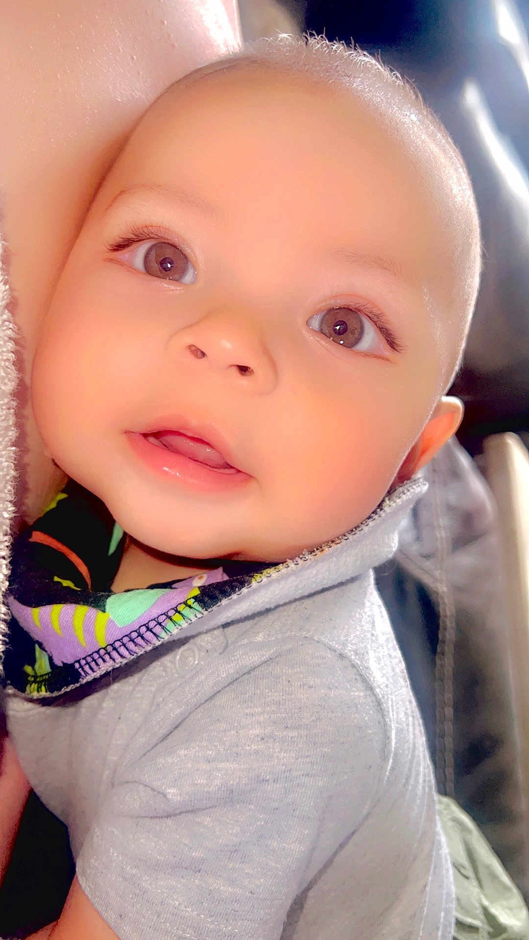 Sebastian Sarazua is registered to the contest to win money with this photo: baby, face, close_up, infant, cute, child, smiling, apparel, bib, skin, eyes, mouth, expression, portrait, soft_light, indoor, cozy, texture, clothing, human