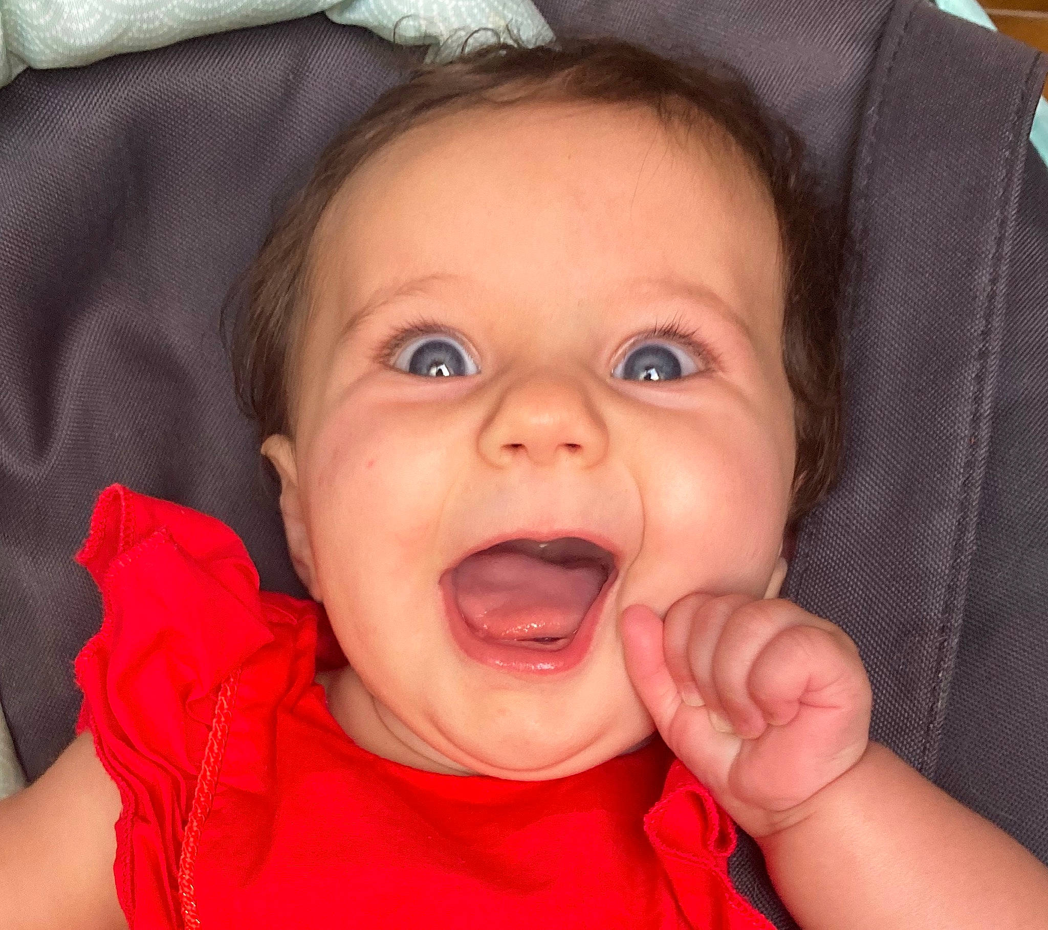 Juline a rejoint le concours — aidez-le/la à gagner de superbes lots ! baby, baby_making_funny_faces, cheek, child, chin, face, facial_expression, gesture, head, laugh, lip, mouth, nose, person, shout, skin, smile, surprised, toddler, tongue