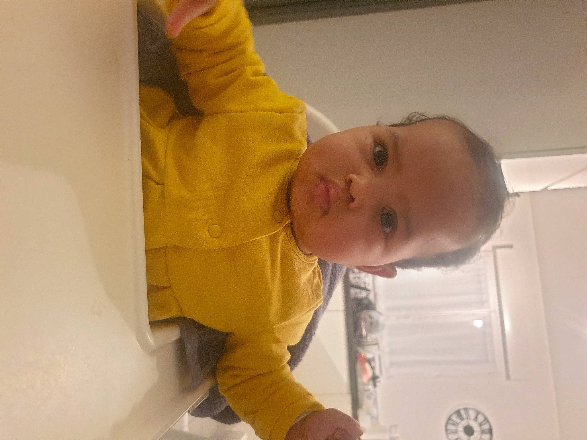 Jaya a rejoint le concours — aidez-le/la à gagner de superbes lots ! baby, baby_products, baby_safety, baby_toddler_clothing, ceiling, cheek, child, comfort, flooring, fun, human_body, jacket, nose, person, room, sleeve, smile, thumb, toddler