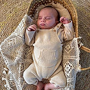 Augustin a rejoint le concours — aidez-le/la à gagner de superbes lots ! baby, sleeping, basket, knitted_clothing, crochet_blanket, woven_mat, infant, peaceful, cozy, hands, feet, texture, soft_lighting, indoor, portrait, newborn, relaxation, natural_colors, fabric, comfort