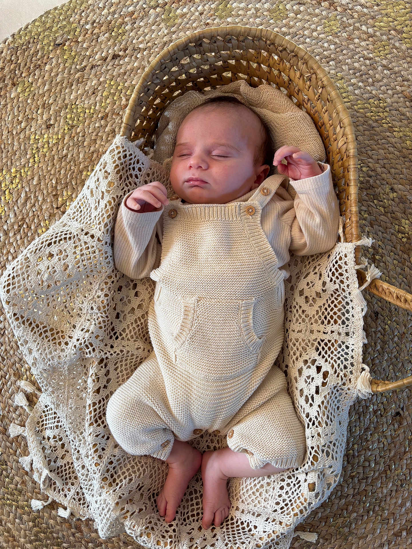 Augustin a rejoint le concours — aidez-le/la à gagner de superbes lots ! baby, sleeping, basket, knitted_clothing, crochet_blanket, woven_mat, infant, peaceful, cozy, hands, feet, texture, soft_lighting, indoor, portrait, newborn, relaxation, natural_colors, fabric, comfort
