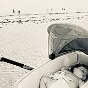 Aliénor a rejoint le concours — aidez-le/la à gagner de superbes lots ! baby, beach, stroller, sleeping, sand, water, sea, people, ocean, infant, relaxation, sunlight, outdoor, vacation, child, calm, summer, parenting, nature, serene