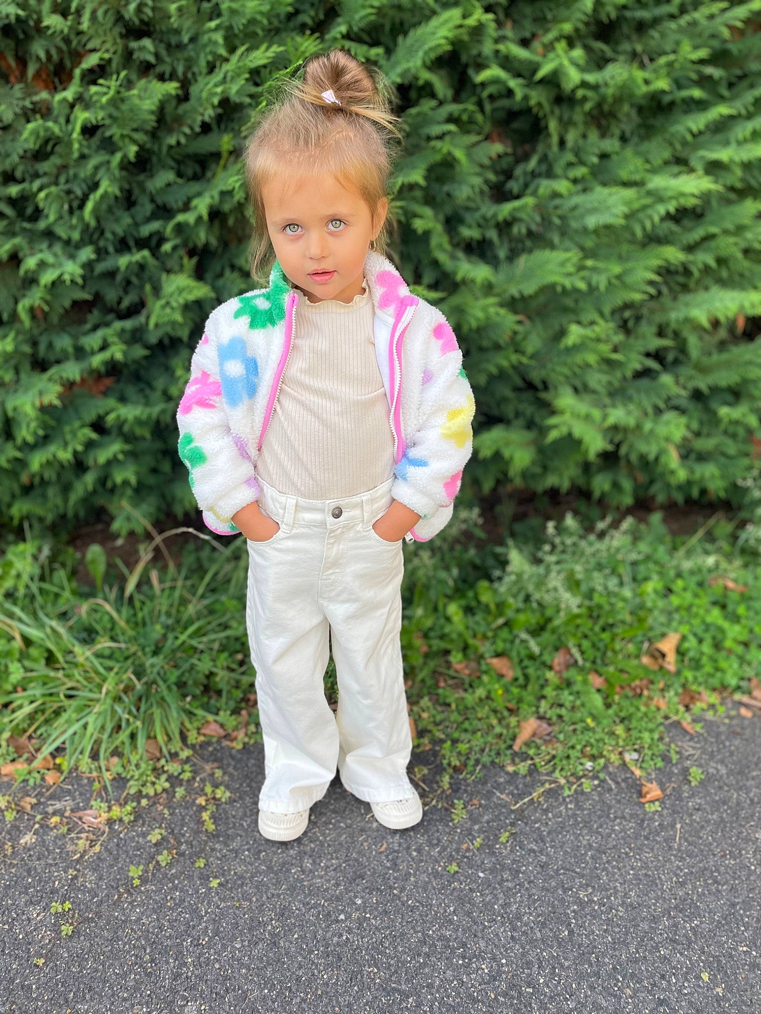 Uliiana participe au concours pour gagner de l'argent avec cette photo : baby, baby_toddler_clothing, child, child_model, fun, fur, garden, gesture, grass, groundcover, happy, pattern, people_in_nature, person, plant, portrait_photography, shrub, sleeve, toddler, walking