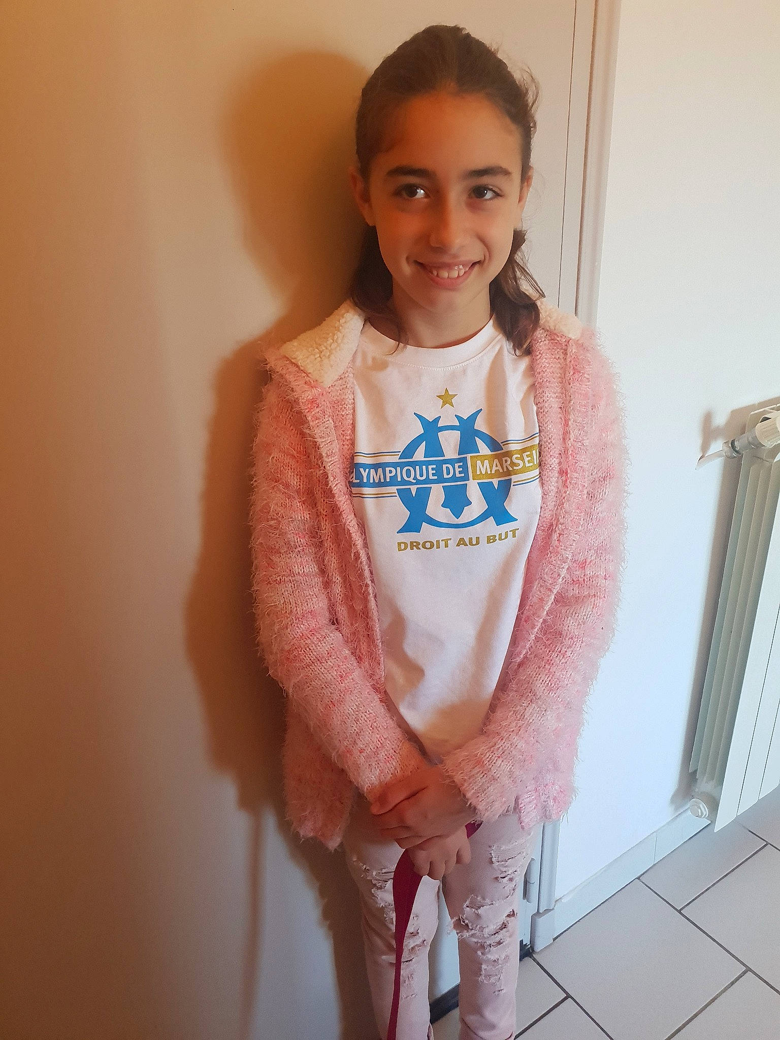 Stella a rejoint le concours — aidez-le/la à gagner de superbes lots ! baby_toddler_clothing, dress, dress_shirt, fashion_design, hair, joint, joy, knee, long_hair, neck, person, pink, shoulder, sleeve, smile, sportswear, standing, street_fashion, t_shirt, textile