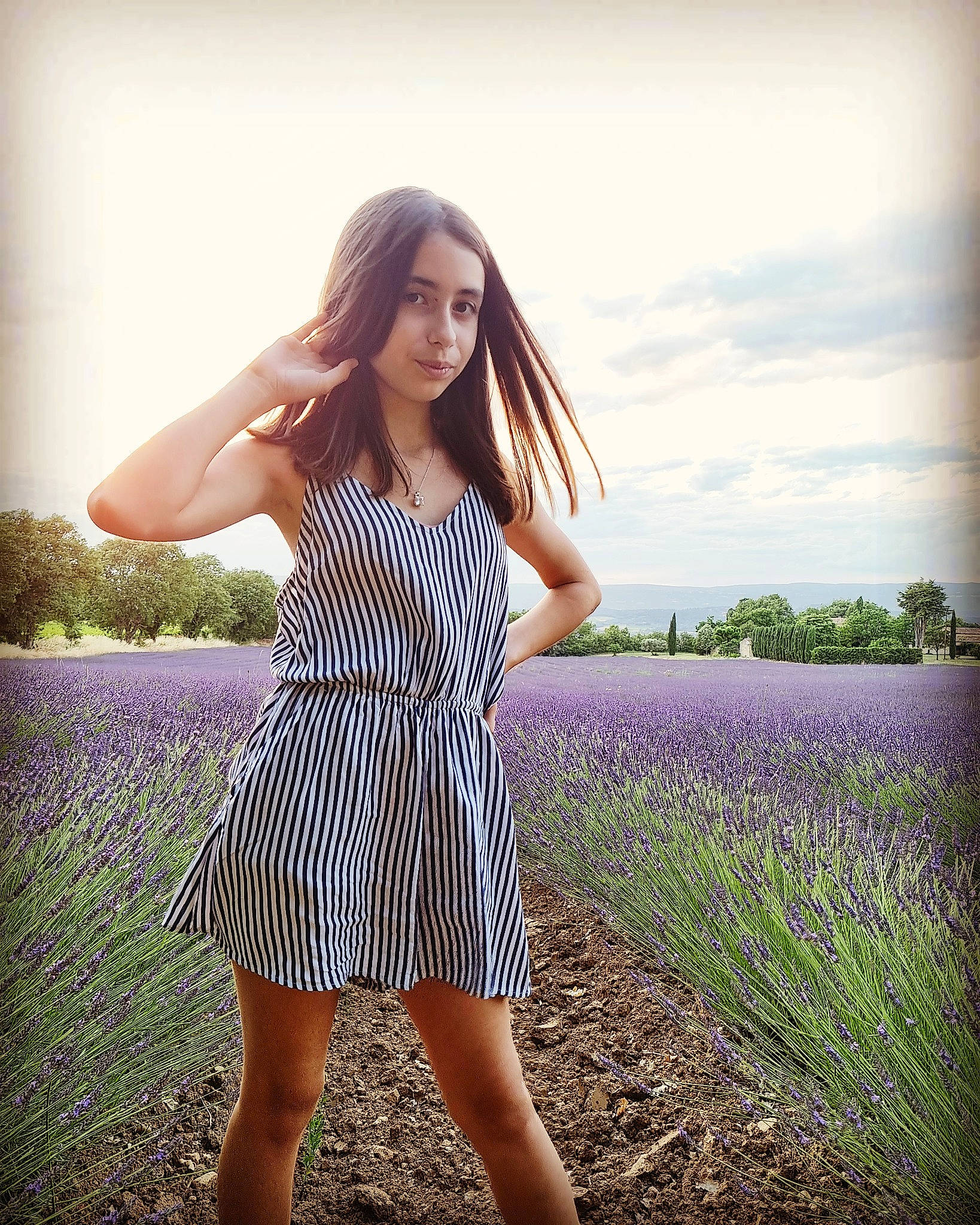 Stella participe au concours pour gagner de l'argent avec cette photo : arm, clothing, day_dress, dress, flash_photography, grass, grassland, hairstyle, happy, one_piece_garment, people_in_nature, person, plant, shoulder, sky, sleeve, street_fashion, summer, sunlight, thigh