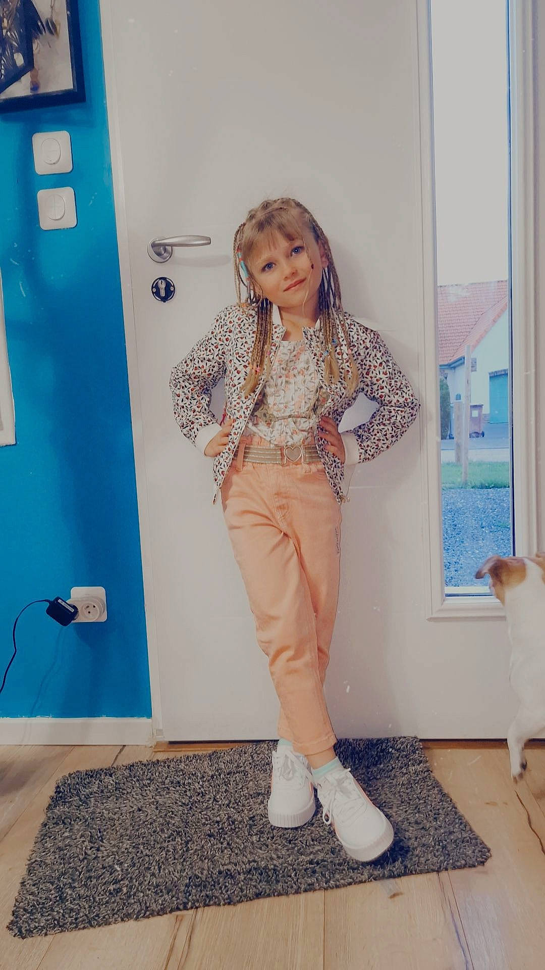 Lénna participe au concours pour gagner de l'argent avec cette photo : belt, blazer, blond, denim, dress_shirt, electric_blue, fashion_accessory, fashion_design, formal_wear, human_leg, joint, joy, knee, long_hair, pattern, person, sleeve, standing, textile, thigh