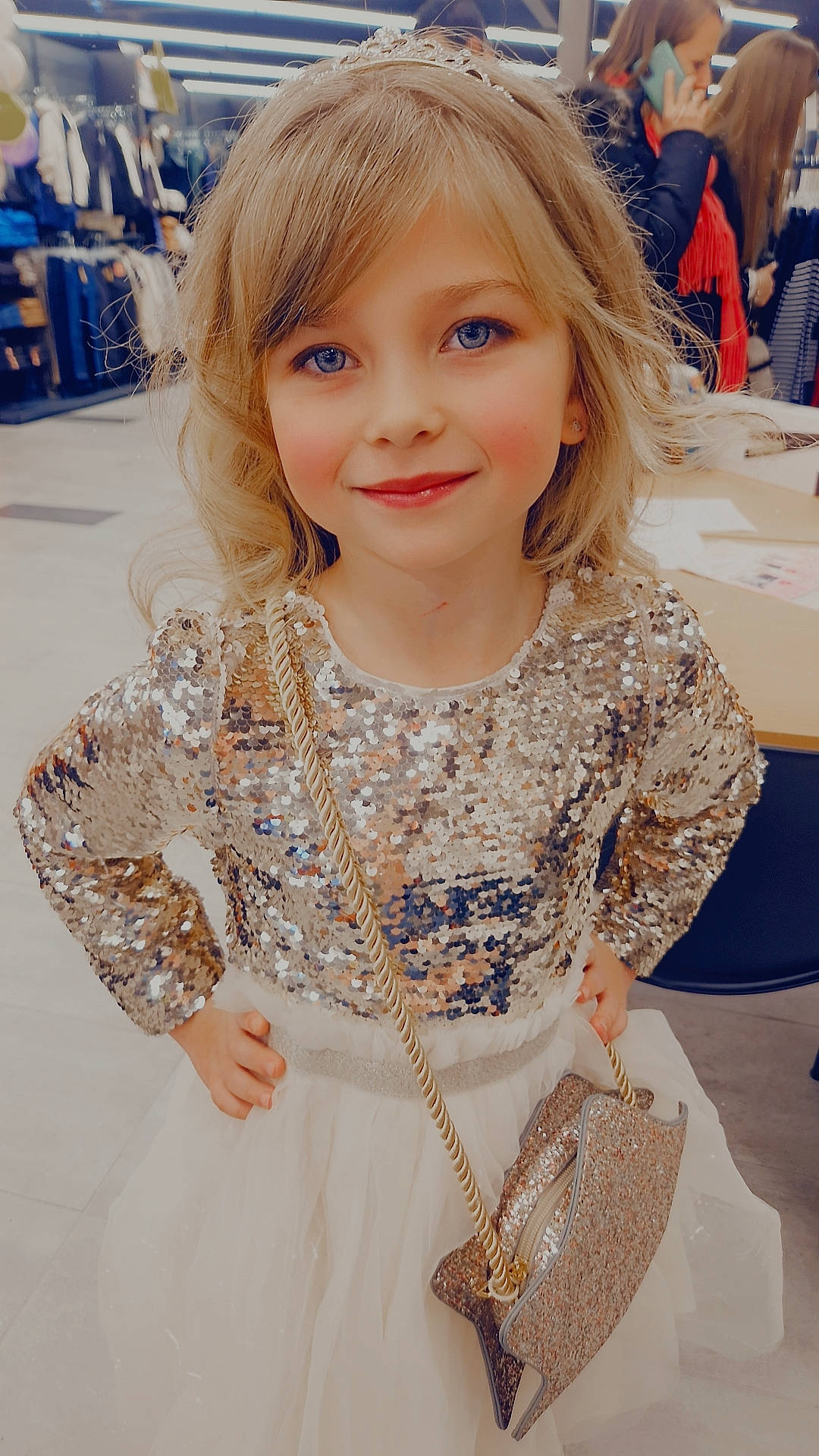 Lénna a rejoint le concours — aidez-le/la à gagner de superbes lots ! baby_toddler_clothing, beauty, child, embellishment, event, fashion, fashion_design, flooring, hair, hairstyle, happy, iris, jewellery, joy, person, skin, sleeve, smile, t_shirt, textile