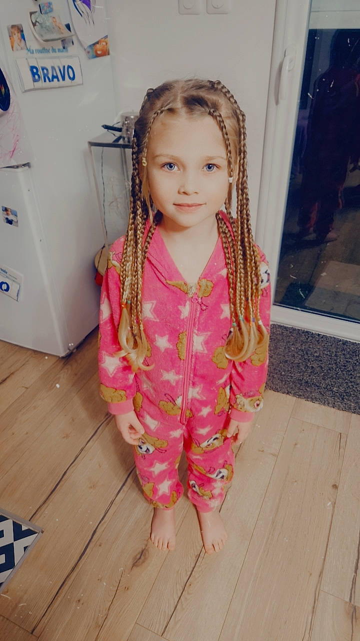 Lénna participe au concours pour gagner de l'argent avec cette photo : child, fashion_accessory, fashion_design, flooring, fun, hair, happy, hardwood, jewellery, long_hair, magenta, pattern, peach, person, pink, skin, sleeve, toddler, waist, wood