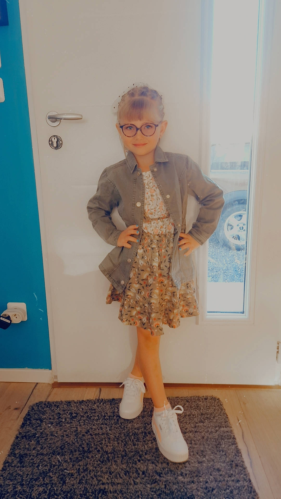 Lénna a rejoint le concours — aidez-le/la à gagner de superbes lots ! blazer, door, dress_shirt, electric_blue, eyewear, fashion_design, flooring, formal_wear, glasses, human_leg, joint, knee, pattern, person, shoulder, sleeve, standing, suit, thigh, vision_care