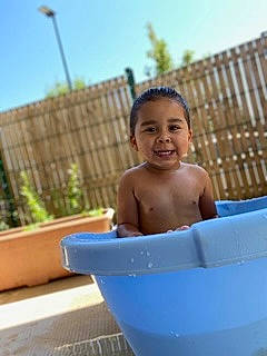 Nalya participe au concours pour gagner de l'argent avec cette photo : baby, baby_bathing, bathing, child, fun, happy, joy, leisure, person, plant, play, recreation, sitting, sky, smile, thumb, toddler, travel, vacation, water