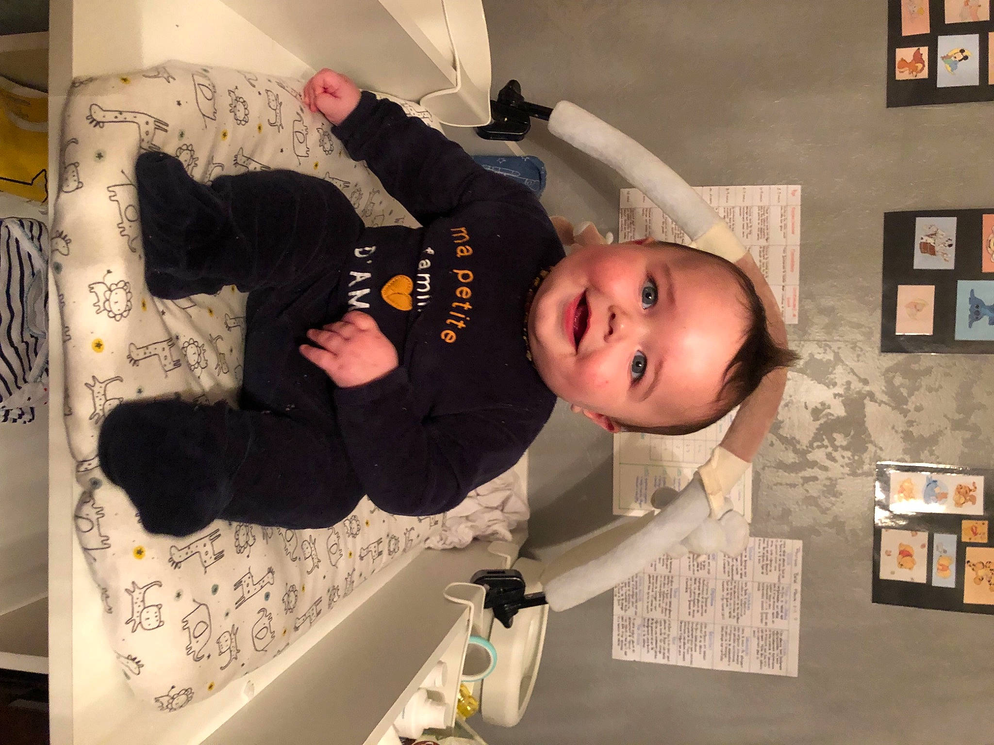 Lucenzo a rejoint le concours — aidez-le/la à gagner de superbes lots ! art, baby, baby_toddler_clothing, child, font, fun, happy, illustration, joy, person, picture_frame, room, sleeve, smile, t_shirt, toddler, visual_arts