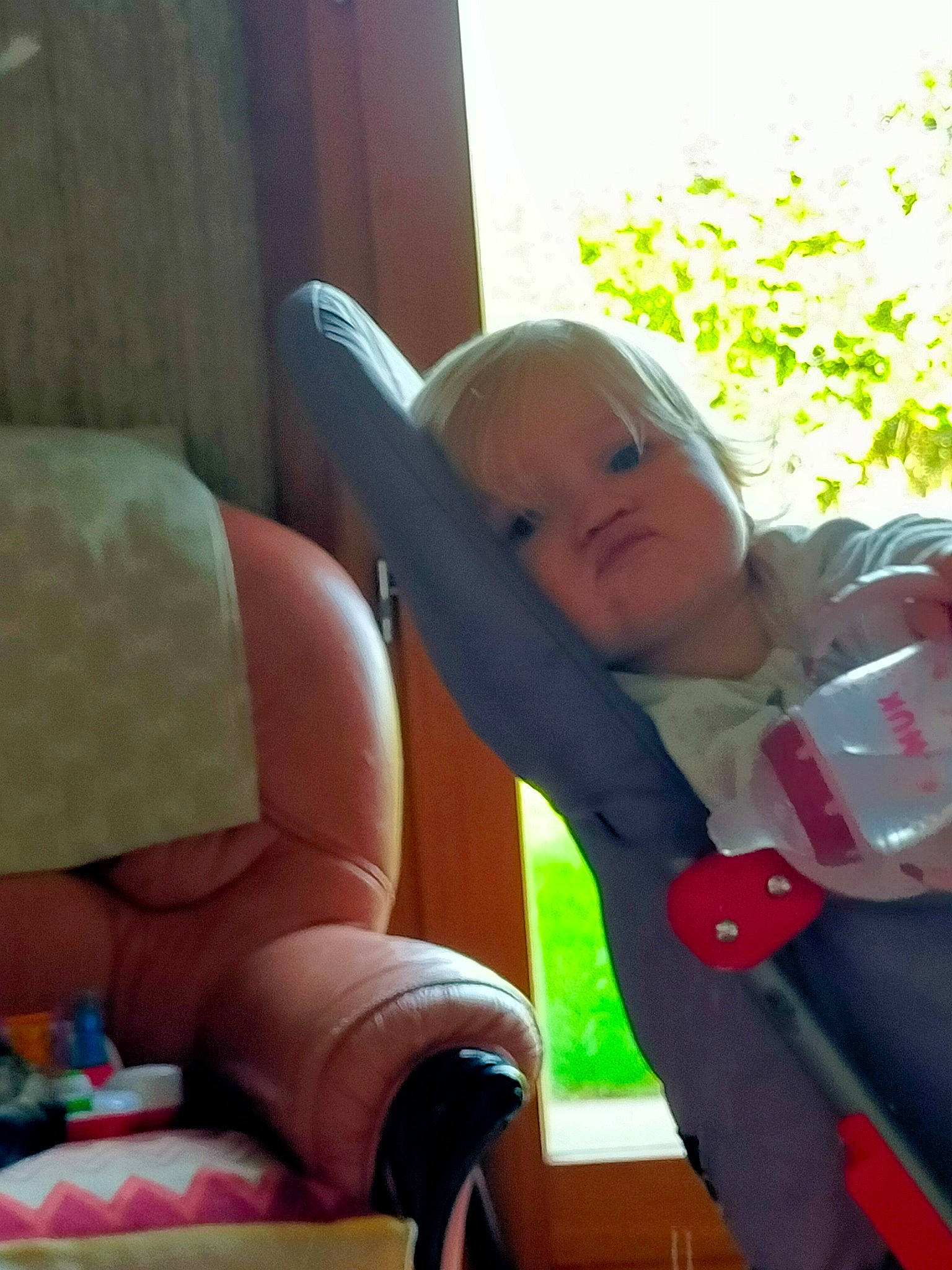 Jeanne participe au concours pour gagner de l'argent avec cette photo : baby, baby_products, baby_safety, baby_toddler_clothing, car_seat, child, comfort, finger, grass, happy, head, human_body, human_leg, lap, leisure, person, skin, steering_wheel, thigh, thumb