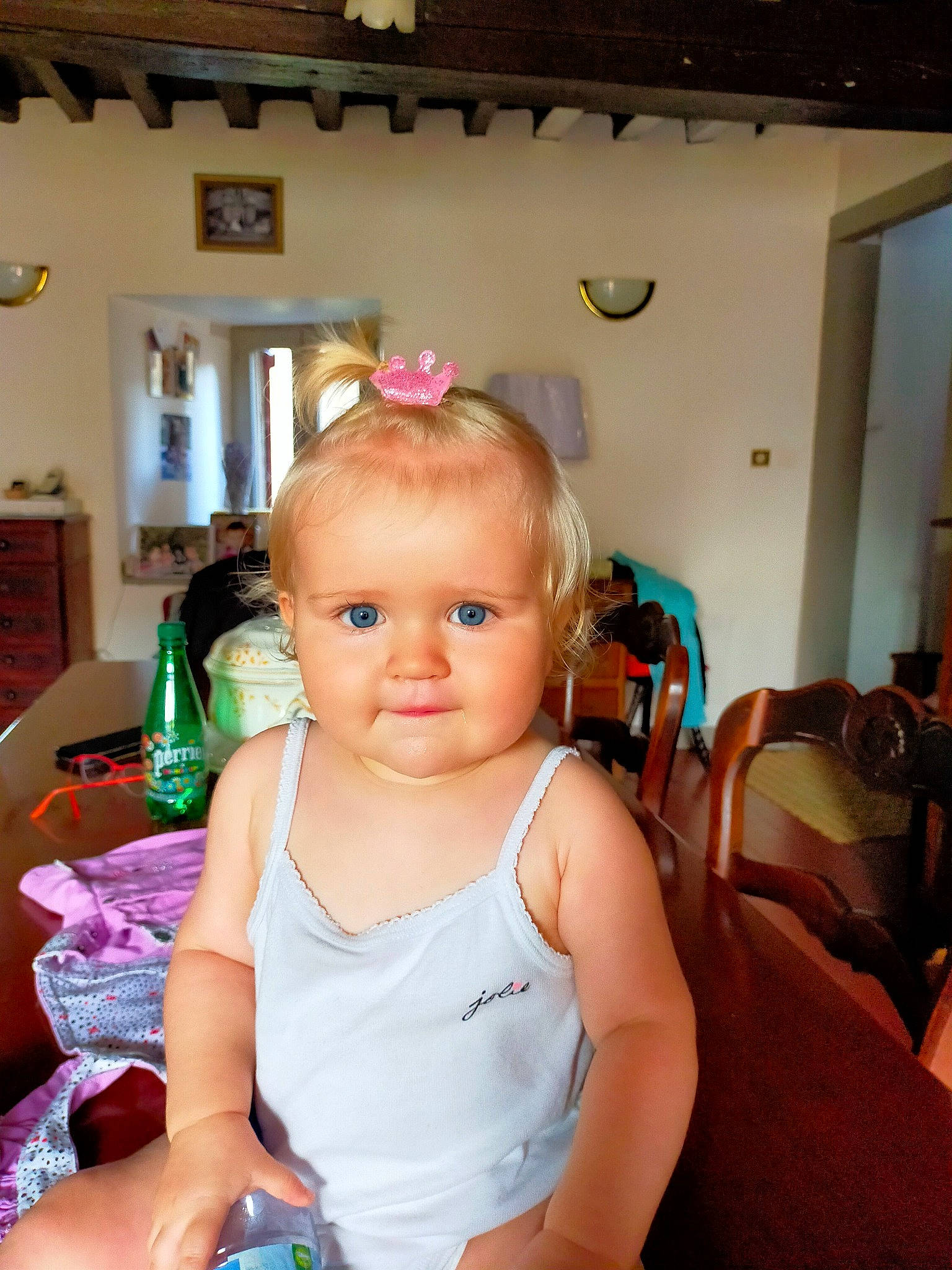 Jeanne participe au concours pour gagner de l'argent avec cette photo : baby, baby_products, baby_toddler_clothing, chair, cheek, chest, child, event, eyelash, fashion_accessory, fun, hair_coloring, happy, iris, person, room, sitting, skin, toddler, under_exposed