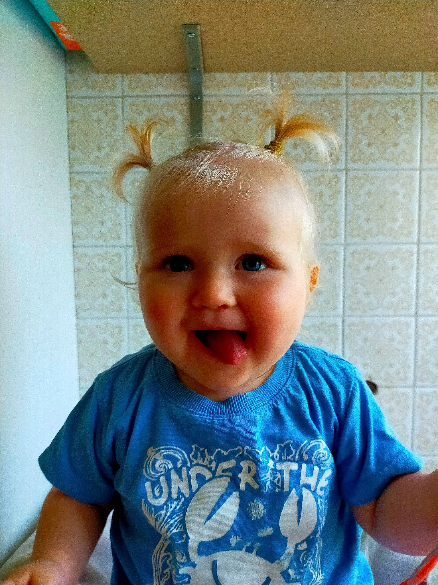 Jeanne a rejoint le concours — aidez-le/la à gagner de superbes lots ! aqua, azure, baby, baby_toddler_clothing, cheek, chin, cool, facial_expression, hairstyle, happy, head, iris, mouth, nose, person, skin, sleeve, smile, standing, textile