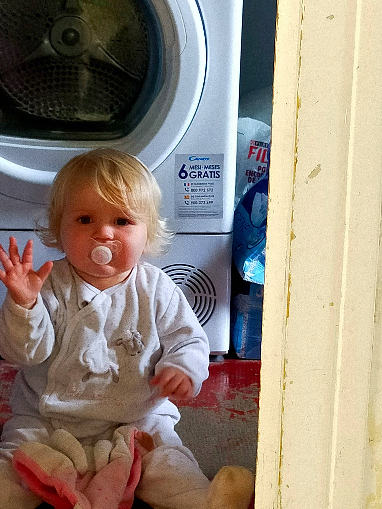 Jeanne a rejoint le concours — aidez-le/la à gagner de superbes lots ! baby, baby_toddler_clothing, child, circle, clothes_dryer, facial_expression, gas, home_appliance, laundry, laundry_room, machine, major_appliance, person, photograph, product, room, sleeve, toddler, washing_machine, white