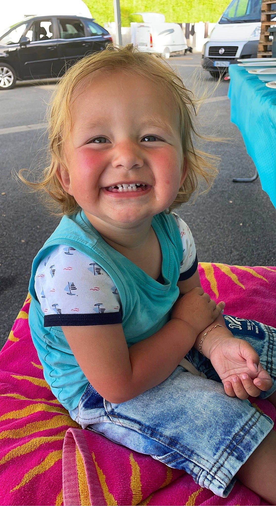 Mike participe au concours pour gagner de l'argent avec cette photo : blue, cool, eye, face, facial_expression, grass, hairstyle, hand, happy, head, iris, joy, leisure, mouth, person, pink, plant, skin, smile, toddler