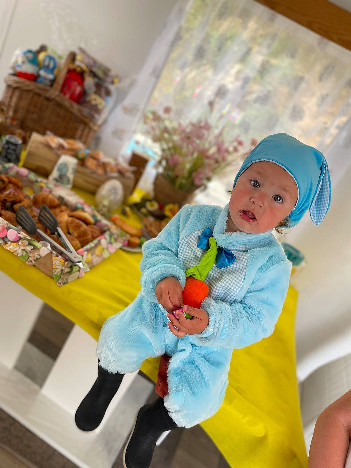 Mike a rejoint le concours — aidez-le/la à gagner de superbes lots ! baby, baby_products, baby_toddler_clothing, child, comfort, costume, event, finger_food, fun, happy, hat, headwear, leisure, linens, party, person, play, room, sitting, stuffed_toy