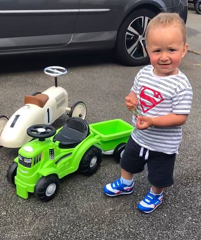 Mike participe au concours pour gagner de l'argent avec cette photo : asphalt, automotive_design, automotive_exterior, automotive_tire, automotive_wheel_system, car, grass, joy, land_vehicle, motor_vehicle, person, product, riding_toy, shoe, shorts, tire, toddler, toy, vehicle, vehicle_door