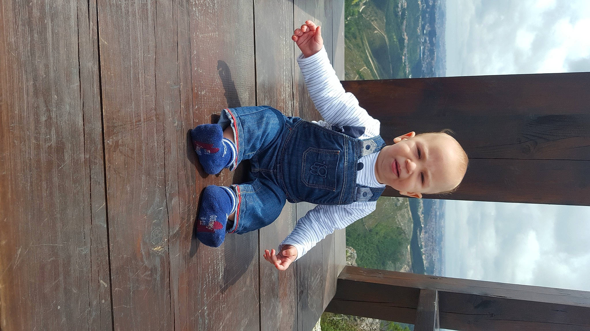 Jose Eduardo a rejoint le concours — aidez-le/la à gagner de superbes lots ! arm, baby, child, denim, electric_blue, fun, grass, hand, happy, hardwood, leisure, outdoor_shoe, person, plant, play, recreation, sitting, smile, toddler, tree