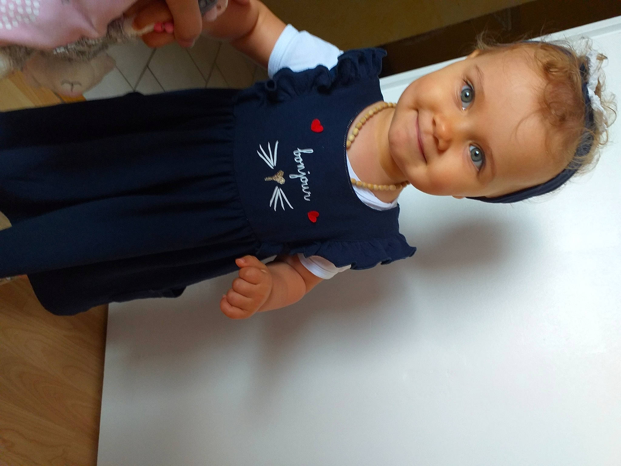 Naya participe au concours pour gagner de l'argent avec cette photo : arm, baby, baby_products, baby_toddler_clothing, child, elbow, electric_blue, finger, flash_photography, gesture, happy, joint, joy, knee, nail, person, sleeve, smile, t_shirt, thumb