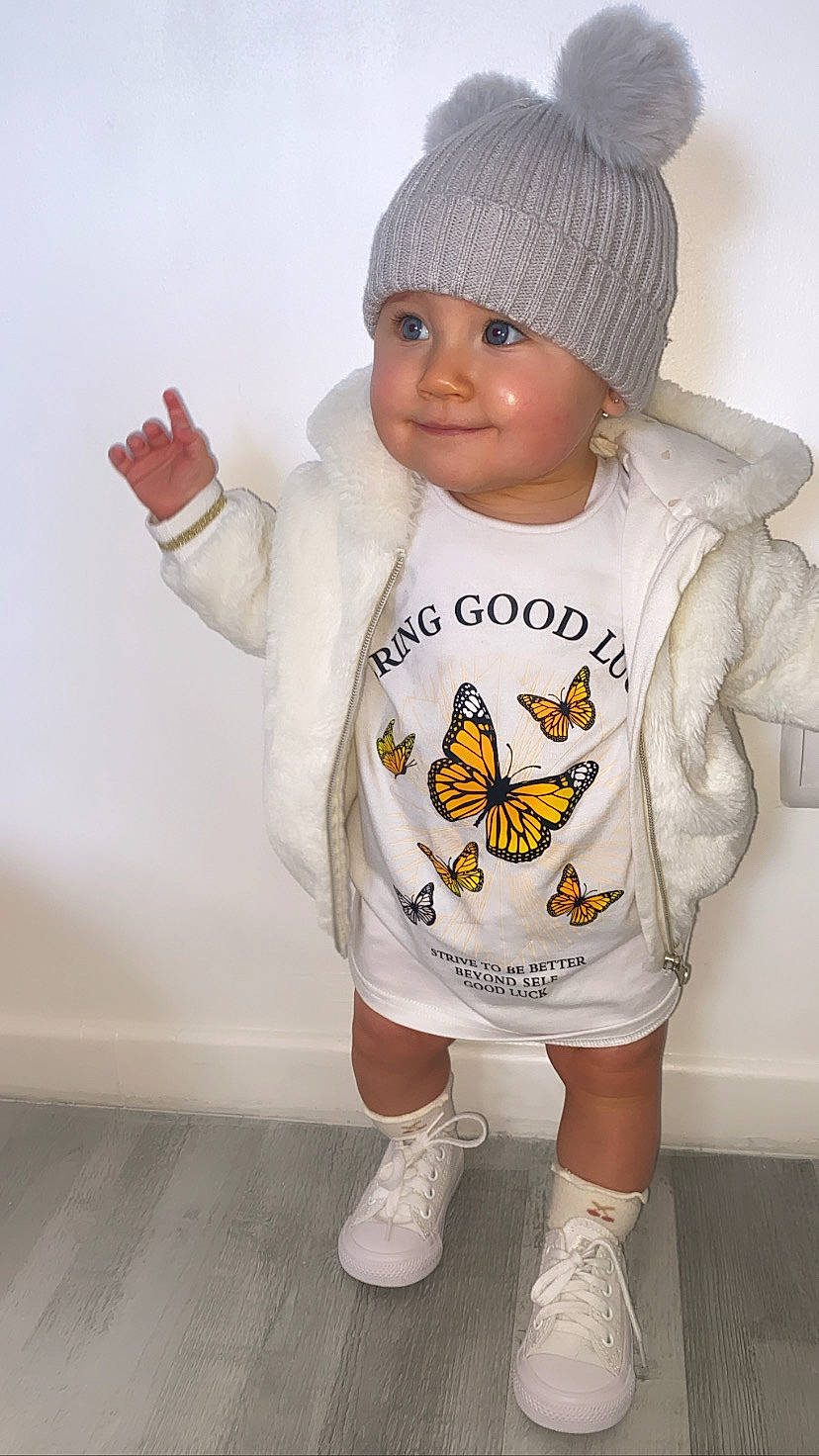 Mya participe au concours pour gagner de l'argent avec cette photo : baby_toddler_clothing, cap, child, clothing, cool, face, facial_expression, glove, head, headgear, headwear, hood, jersey, joy, knit_cap, outerwear, person, personal_protective_equipment, sleeve, sportswear