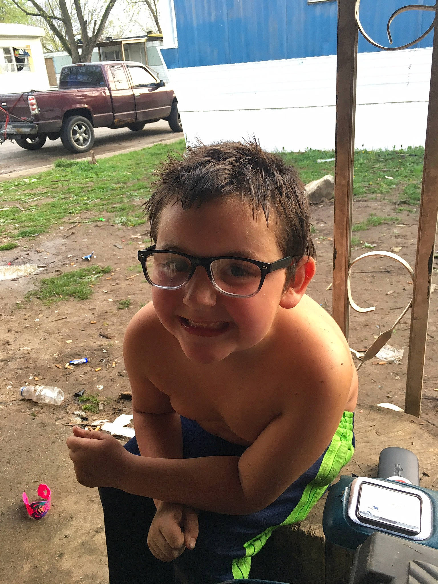 Gabriel is registered to the contest to win money with this photo: automotive_tire, car, cool, eyewear, fun, glasses, goggles, grass, happy, joy, leisure, person, plant, recreation, smile, summer, sunglasses, tire, tree, vehicle