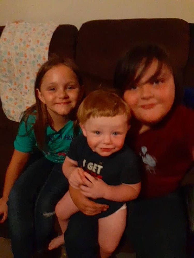 Gabriel is registered to the contest to win money with this photo: arm, cheek, comfort, couch, eye, facial_expression, fun, hairstyle, happy, human_body, iris, joy, lap, leg, person, skin, smile, t_shirt, thigh, toddler