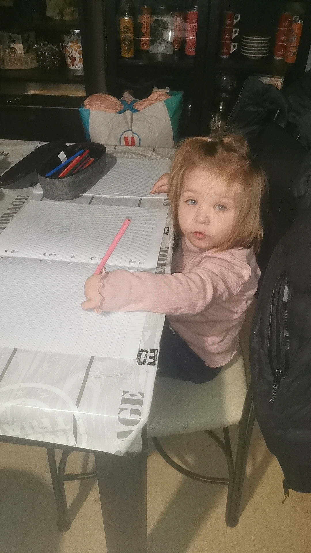 Tess participe au concours pour gagner de l'argent avec cette photo : baby, box, carmine, chair, child, desk, event, fun, gadget, job, person, plate, play, room, sitting, t_shirt, table, tableware, toddler