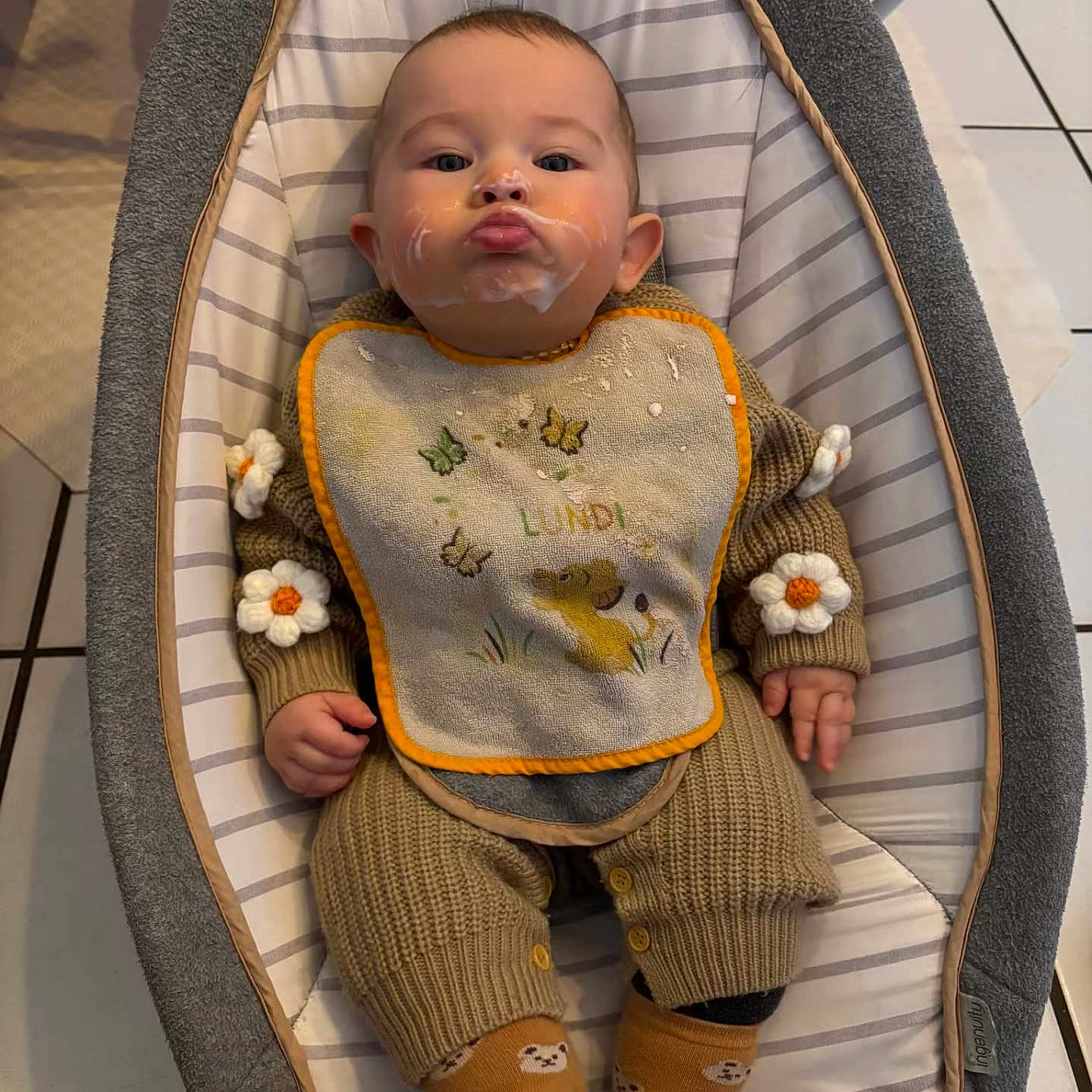 Maë a rejoint le concours — aidez-le/la à gagner de superbes lots ! baby, crib, face, furniture, head, infantbed, person