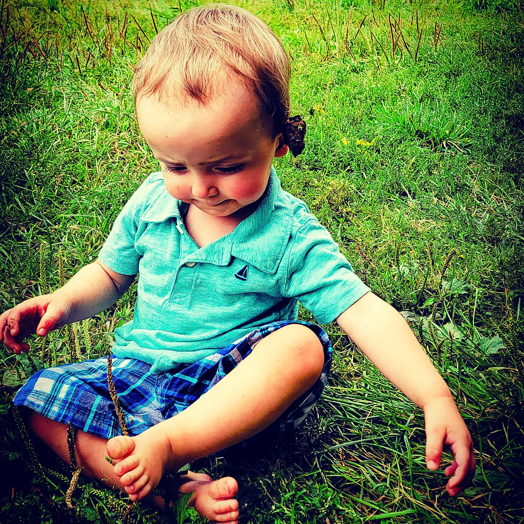 Deegan is registered to the contest to win money with this photo: adaptation, baby_toddler_clothing, cool, fun, grass, grassland, happy, human, leaf, meadow, morning, natural_environment, people_in_nature, person, plant, sleeve, sunlight, t_shirt, tints_and_shades, toddler