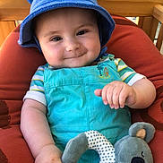 Louis-Gabriel a rejoint le concours — aidez-le/la à gagner de superbes lots ! baby, child, smiling, blue_hat, turquoise_outfit, plush_toy, koala, cushioned_chair, indoors, cute, portrait, happy, hand, face, headwear, toy, infant, childhood, comfort, playful