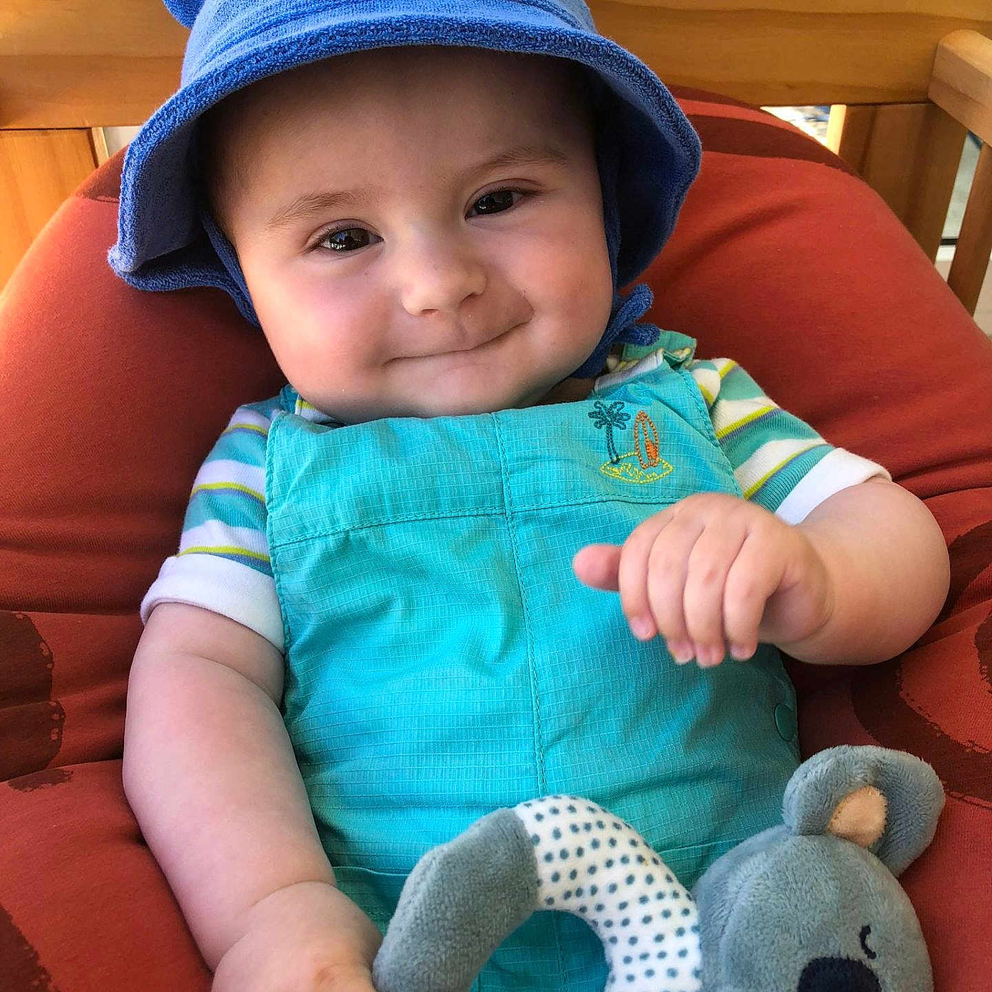 Louis-Gabriel a rejoint le concours — aidez-le/la à gagner de superbes lots ! baby, blue_hat, child, childhood, comfort, cushioned_chair, cute, face, hand, happy, headwear, indoors, infant, koala, playful, plush_toy, portrait, smiling, toy, turquoise_outfit