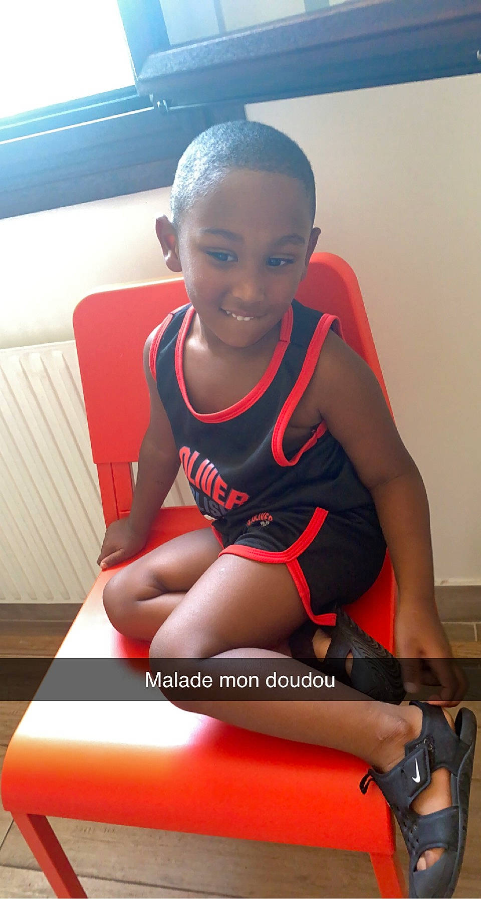 Ayden a rejoint le concours — aidez-le/la à gagner de superbes lots ! audio_equipment, black_hair, chest, elbow, flooring, gadget, happy, joint, joy, knee, leg, muscle, neck, person, red, shorts, skin, smile, sportswear, thigh