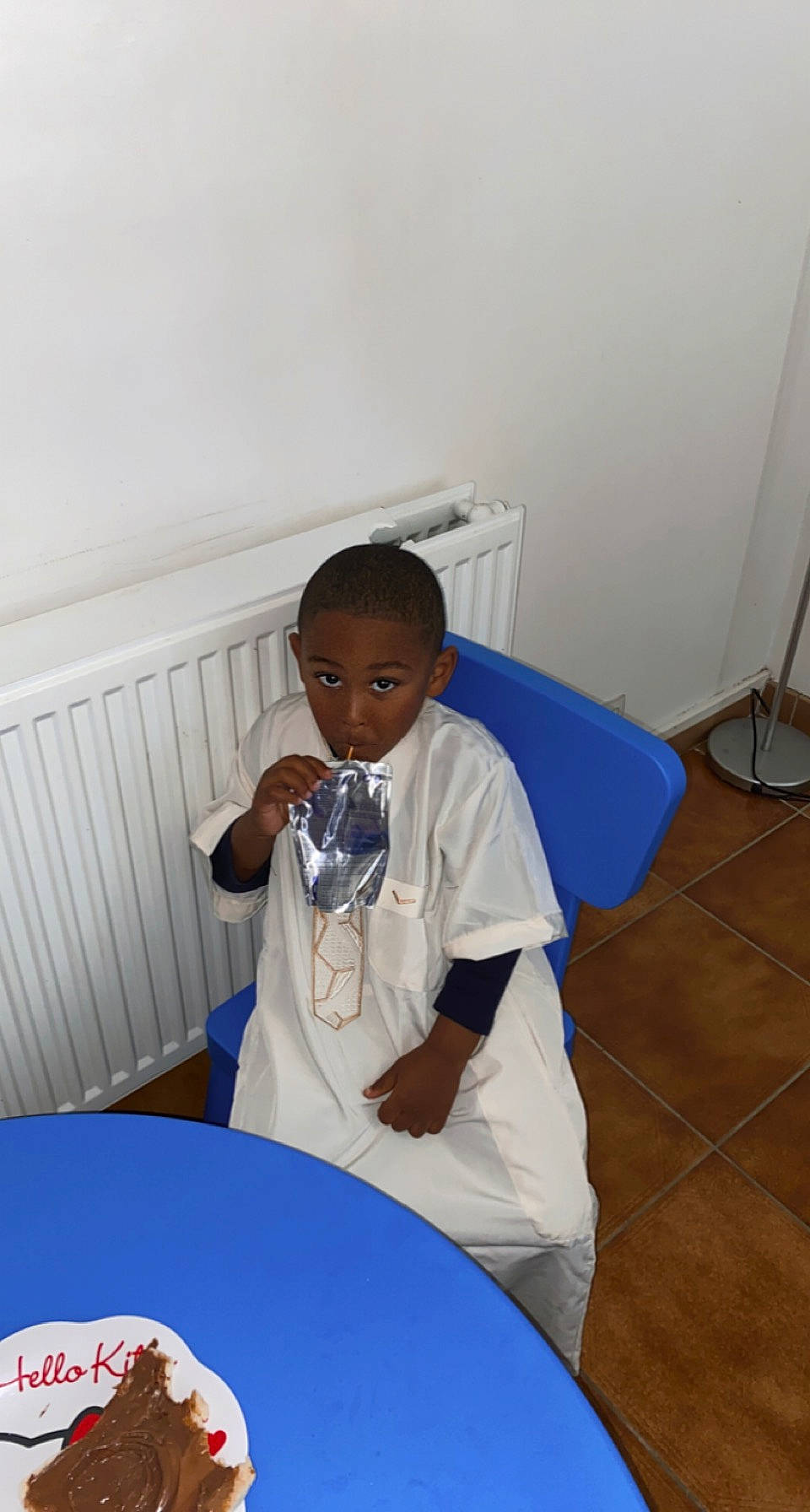Ayden participe au concours pour gagner de l'argent avec cette photo : chair, child, comfort, comfort_food, elbow, electric_blue, flooring, fun, hardwood, linens, person, plate, platter, room, sitting, sleeve, t_shirt, table, tableware, toddler