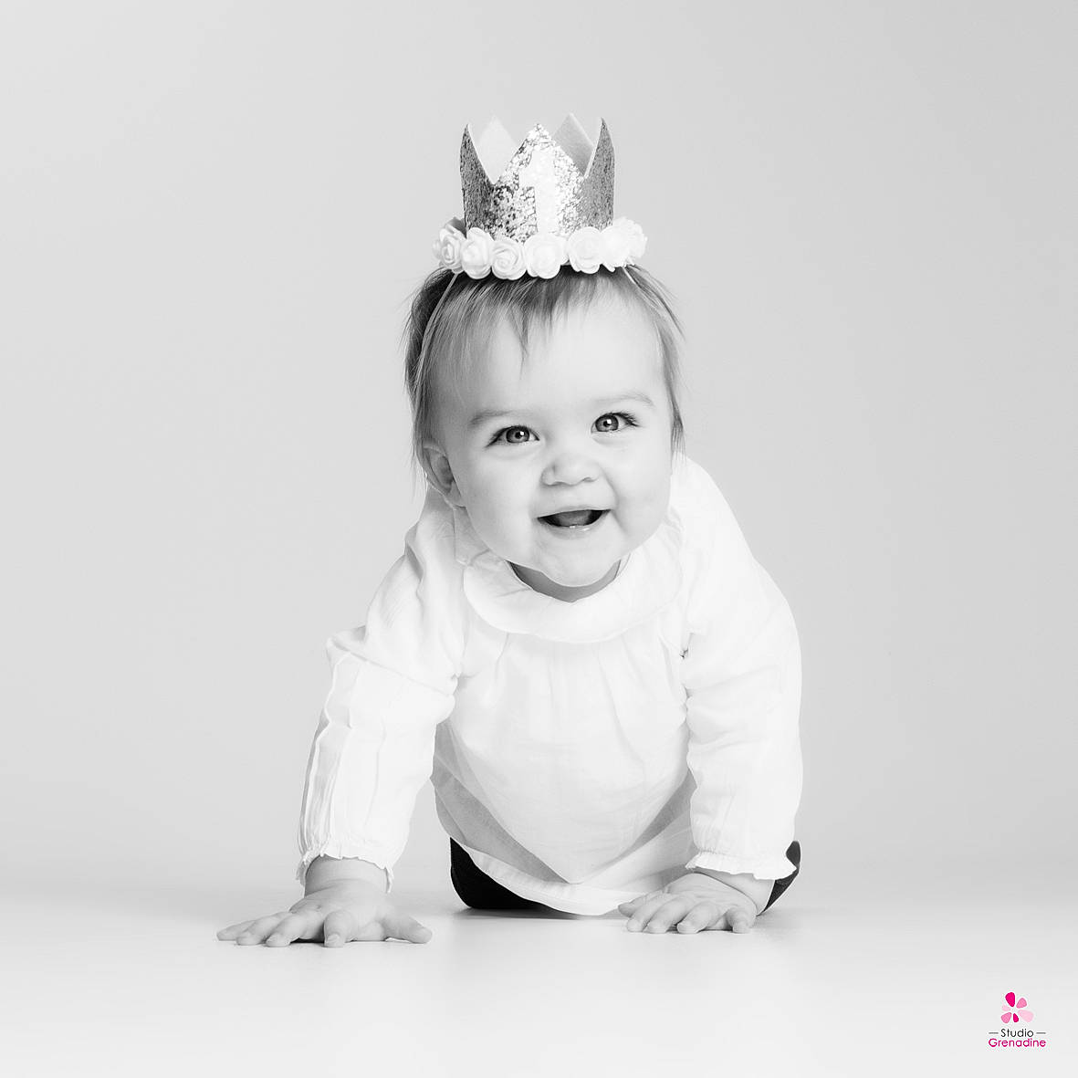 Selena participe au concours pour gagner de l'argent avec cette photo : baby, baby_toddler_clothing, child, costume_hat, fashion_accessory, flash_photography, fun, gesture, happy, head, headband, headpiece, human_body, jewellery, joy, laugh, monochrome, monochrome_photography, person, sleeve
