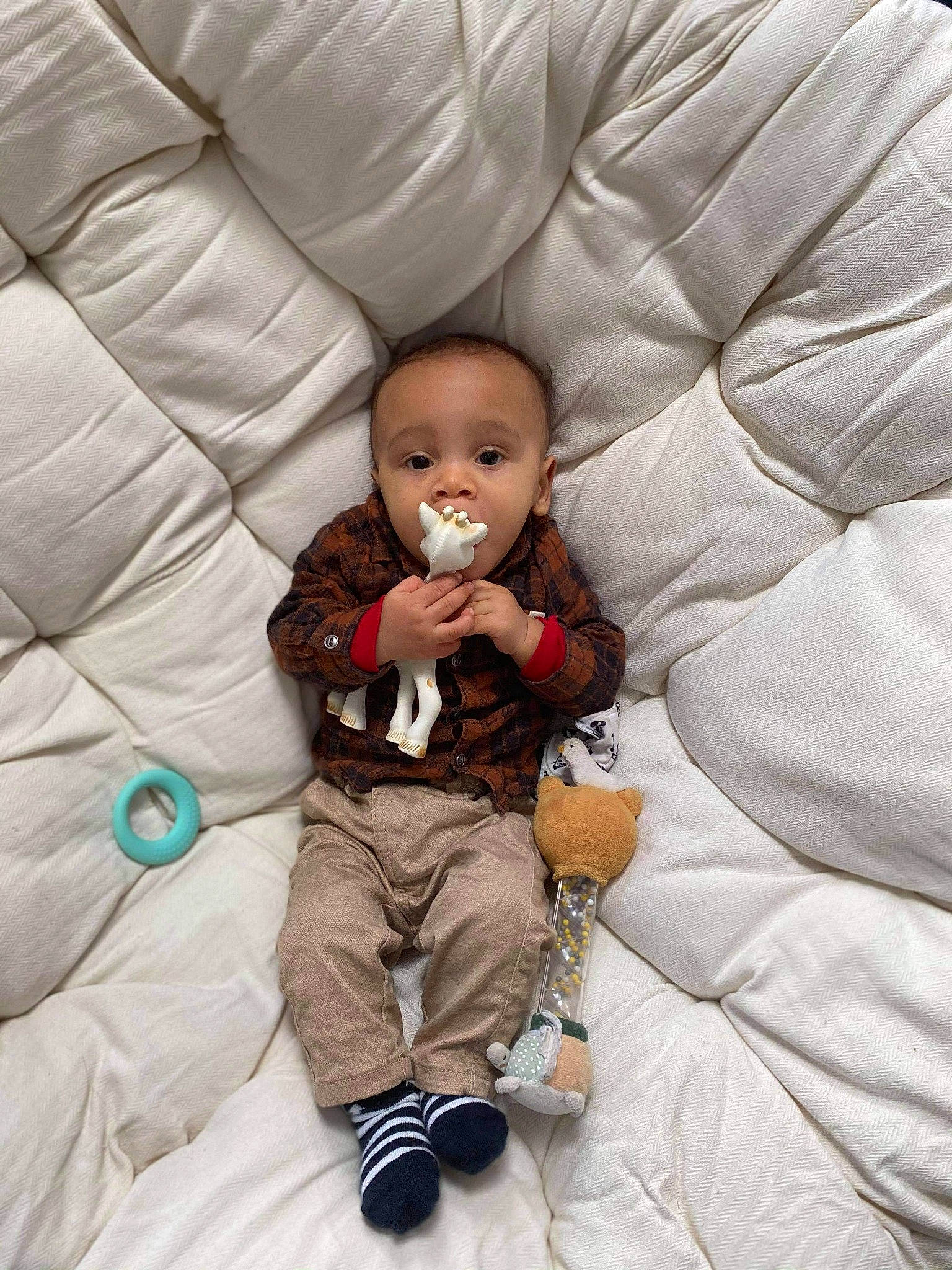 Rodrigue a rejoint le concours — aidez-le/la à gagner de superbes lots ! baby, baby_products, baby_toddler_clothing, comfort, linens, person, sock