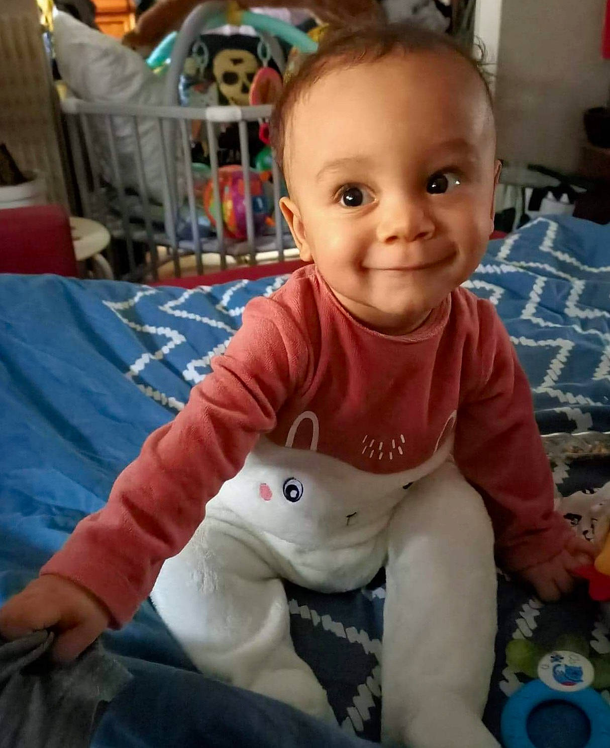 Rodrigue participe au concours pour gagner de l'argent avec cette photo : blue, cheek, clothing, eye, finger, floor, flooring, fun, grass, green, hairstyle, head, human, joy, people, person, product, room, sitting, smile