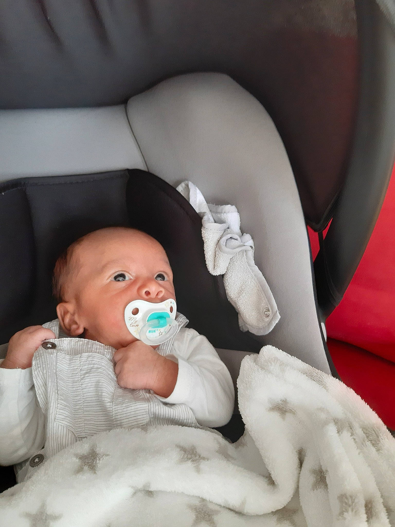 Rodrigue participe au concours pour gagner de l'argent avec cette photo : baby, baby_in_car_seat, baby_sleeping, birth, child, comfort, mouth, person, toddler