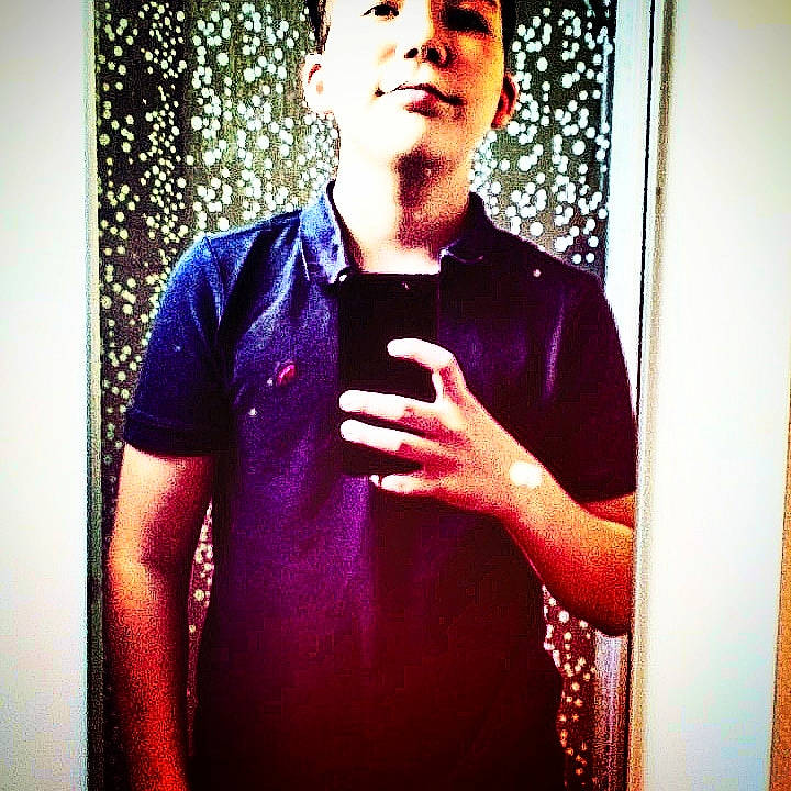 Ismail a rejoint le concours — aidez-le/la à gagner de superbes lots ! facial_hair, fun, person, selfie, square, t_shirt