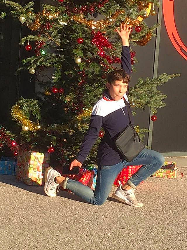 Ismail a rejoint le concours — aidez-le/la à gagner de superbes lots ! christmas, christmas_decoration, christmas_tree, costume, event, fun, girl, holiday, person, plant, recreation, sitting, tree