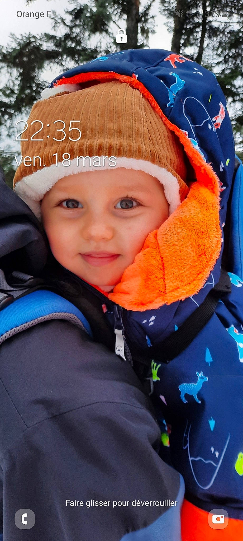 Julian participe au concours pour gagner de l'argent avec cette photo : baby, blue, cap, cheek, electric_blue, facial_expression, freezing, happy, headgear, headwear, hood, iris, jacket, knit_cap, leisure, outerwear, person, smile, snow, toddler