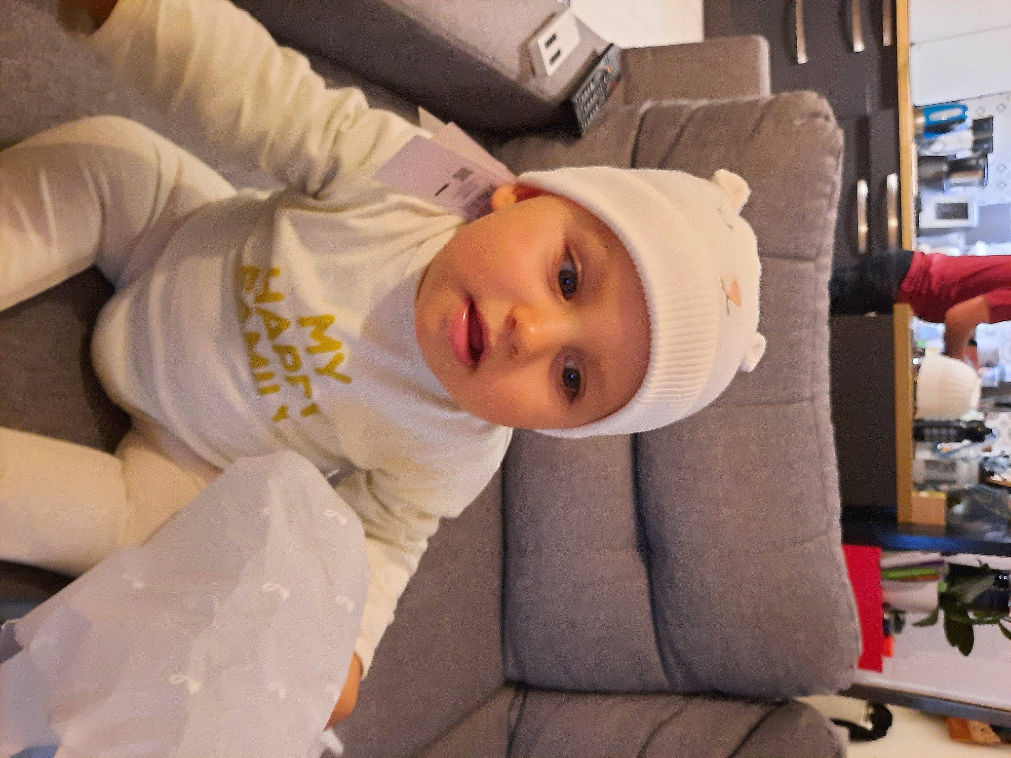 Julian a rejoint le concours — aidez-le/la à gagner de superbes lots ! baby, baby_products, baby_toddler_clothing, child, comfort, fur, hat, headwear, linens, person, room, skin, smile, textile, toddler